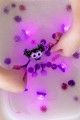 Postać do kąpieli Lumi - zestaw z dwiema kostkami sensorycznymi świecącymi w wodzie  - Glo Pals
