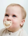 Smoczek pozycjonujący 0-3m American Cream - LUU Kids