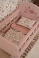Drewniane łóżeczko dla lalek z pościelą FSC Little Dutch