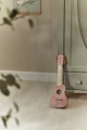 Drewniana gitara różowa Safari Friends FSC Little Dutch