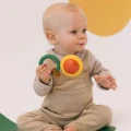 Grzechotka Sensoryczna z Kauczuku Evolutive Capsule - Oli & Carol