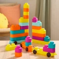 Miękkie klocki sensoryczne z WAGONIKAMI – Buildin’ Squishies – B.Toys